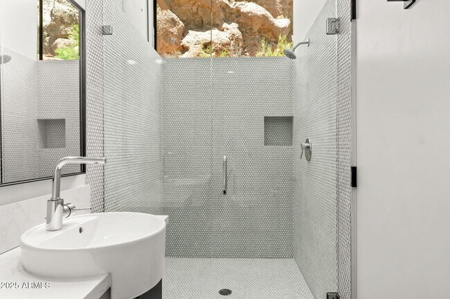 Building Photo - 4925 E Red Rock Dr