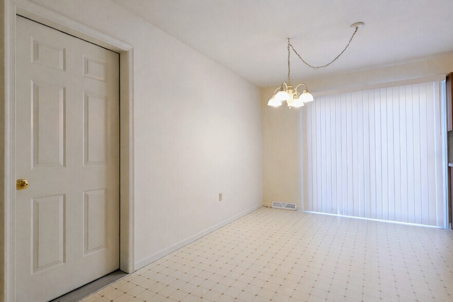 Building Photo - 83 Brookfield Rd