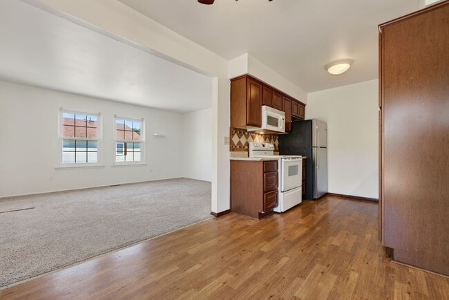 Building Photo - 26070 N Lake Dr