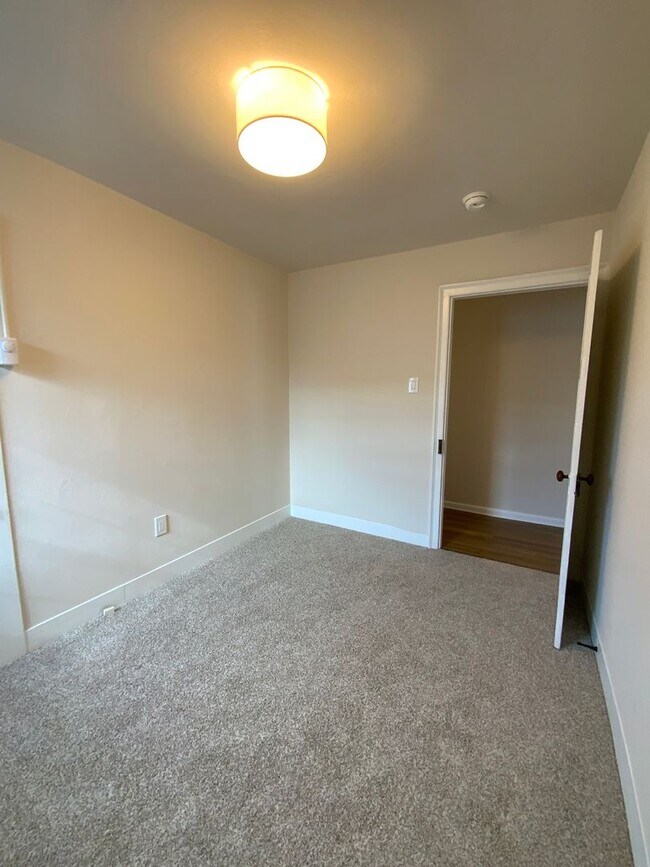 Building Photo - 146 N Cedar St