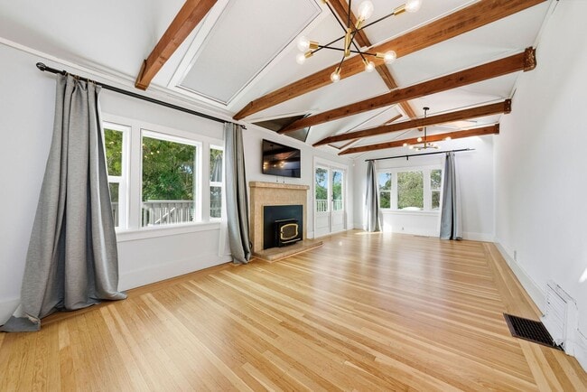 Building Photo - 4 Bed/2.5 Bath Multilevel Home with Amazing Views!