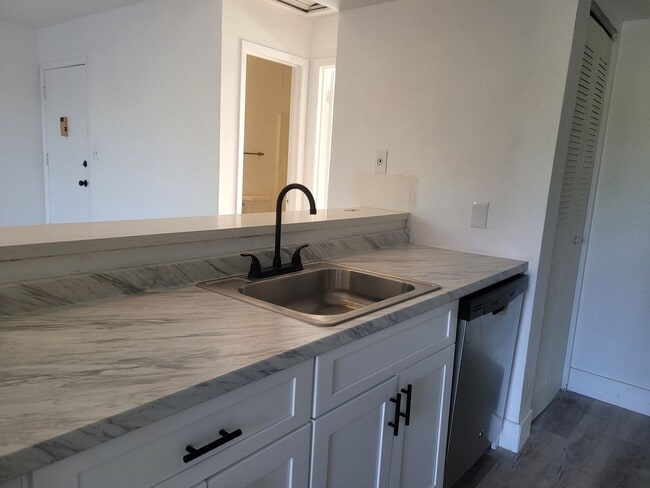 Building Photo - FOR RENT!!! CUTE AND COZY 1 BEDROOM 1 BATHROOM CONDO.- ON THE WATER...