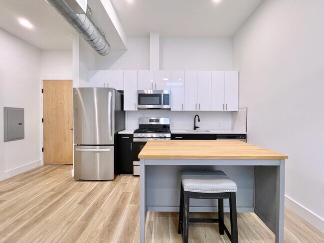 Building Photo - 375 Monmouth St