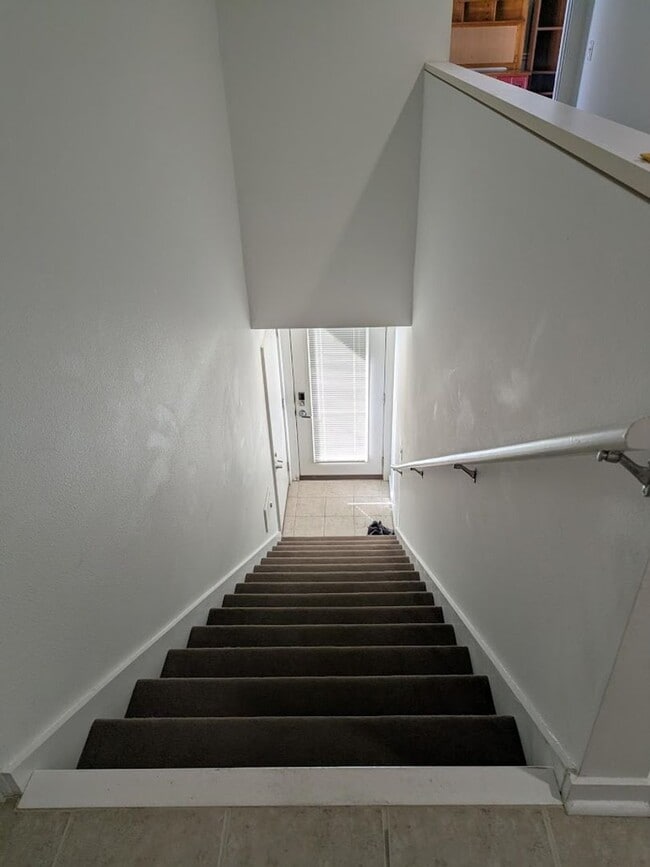 Building Photo - Bright and Spacious Condo for Rent in Downtown Verona