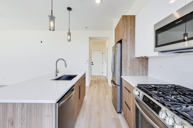 Building Photo - 1950 W Lawrence Ave