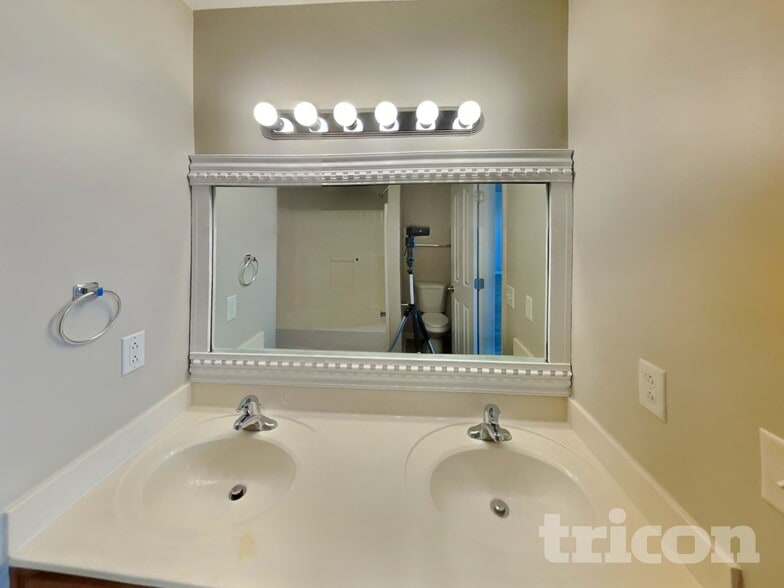 Building Photo - 3230 Oneida Ct