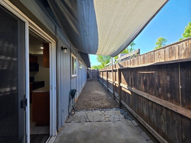 Building Photo - Gareth Ln - Triplex