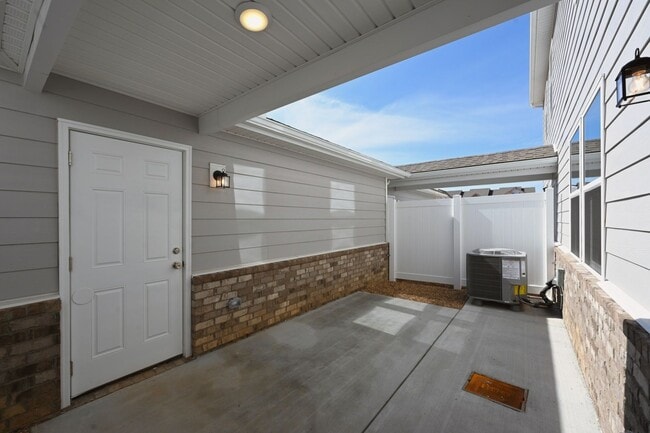 Building Photo - FREE TV!!