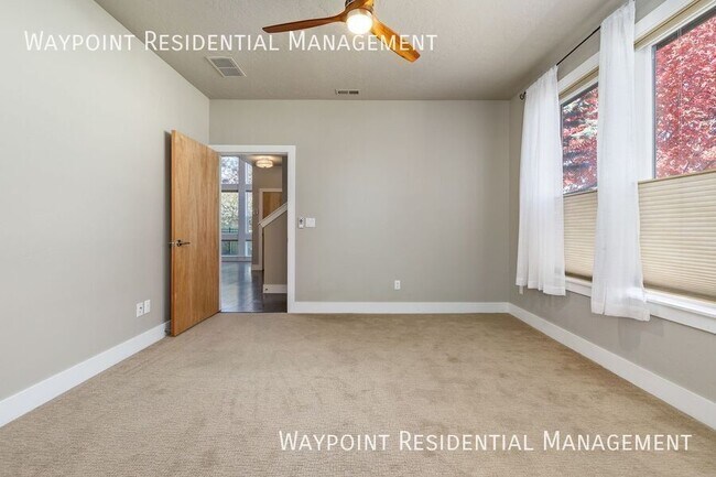 Building Photo - 1415 E Lone Creek Dr