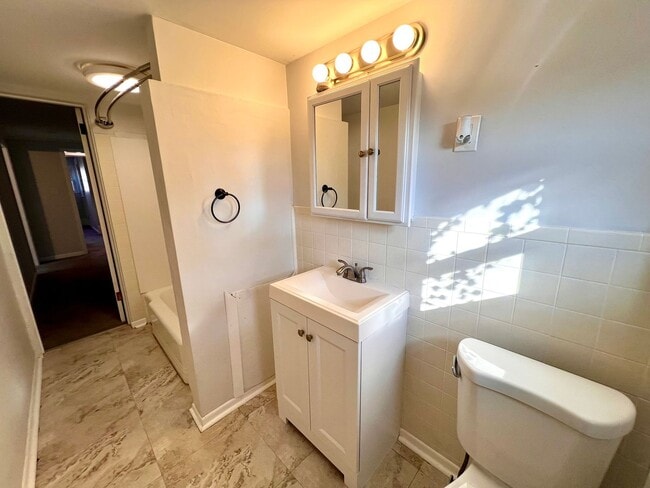 Building Photo - 3 Bedroom 1.5 Bath - Updated Home for Rent