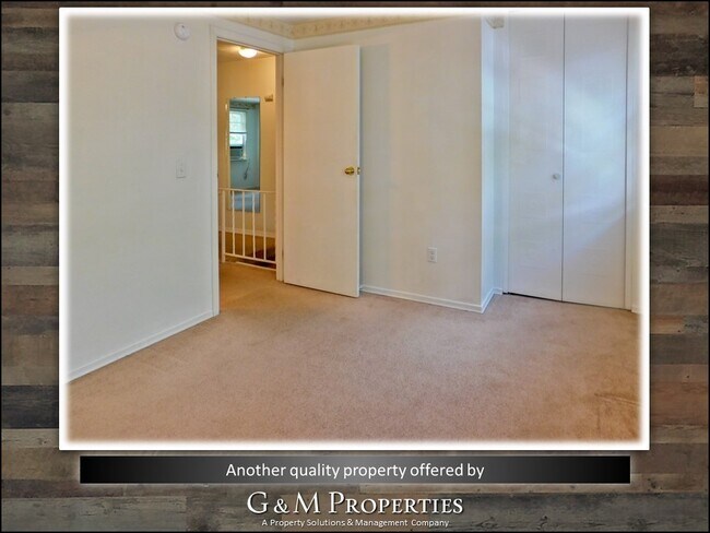 Building Photo - Two Bedroom, One and a Half Bath Townhouse - Close to U of R/ Strong