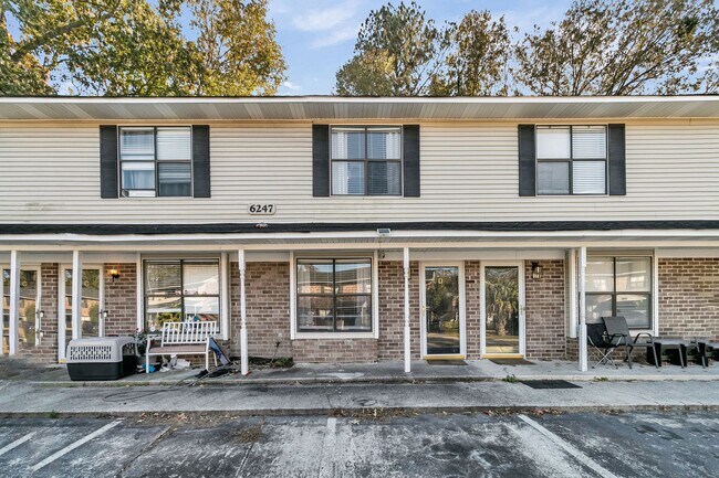 Primary Photo - Fully Renovated 2 Bedroom Townhome in a Co...