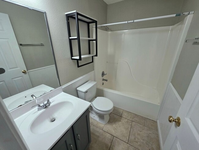 Building Photo - Large 4 Bed / 3 Bath House in Residential ...
