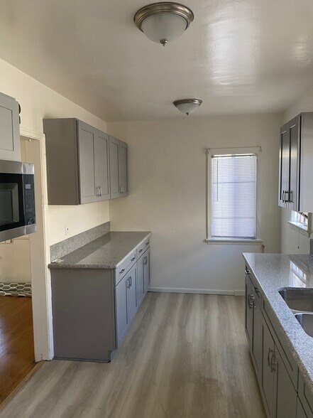 Building Photo - 3016 W 43rd Plz