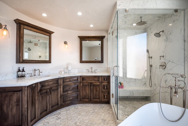 Building Photo - 221 30th St