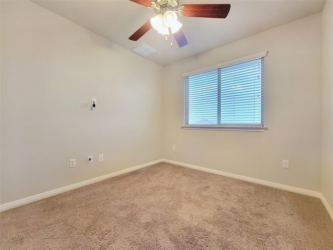 Building Photo - 429 Star Thistle St
