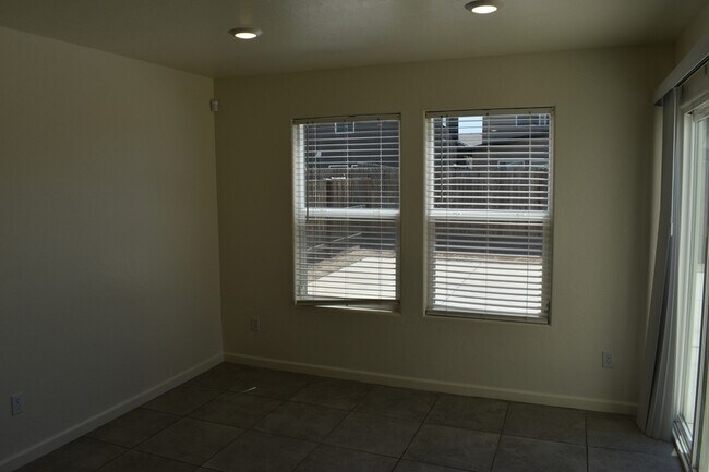 Building Photo - 698 Jessie Dr