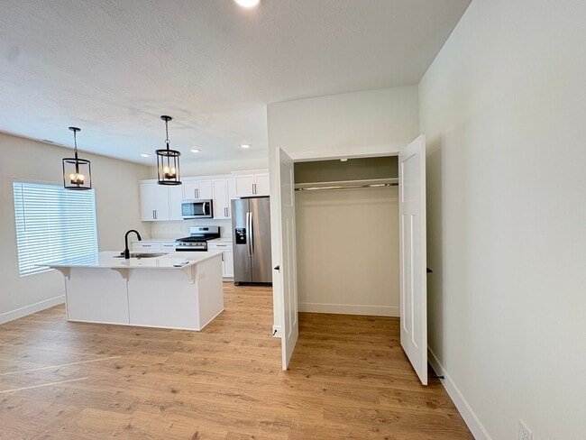 Building Photo - Brand New Home Avalible