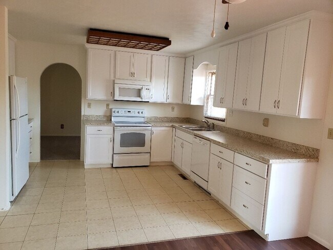Building Photo - Very nice 4 bedroom, 3 bath home near Palmer Park