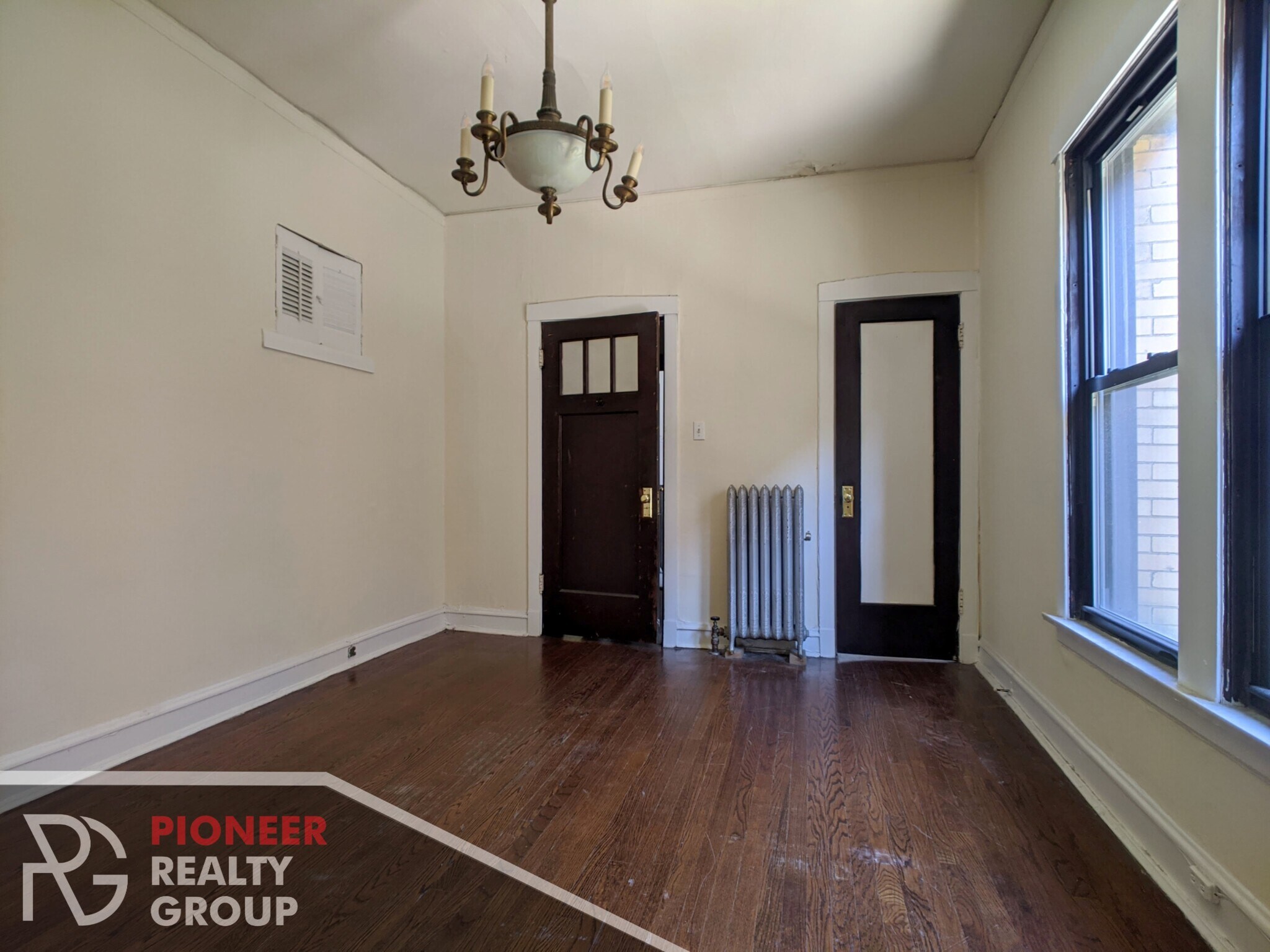 Building Photo - 2421 N Sawyer Ave