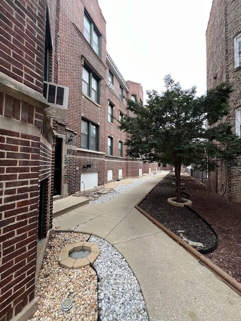 Building Photo - 3839 N Greenview Ave