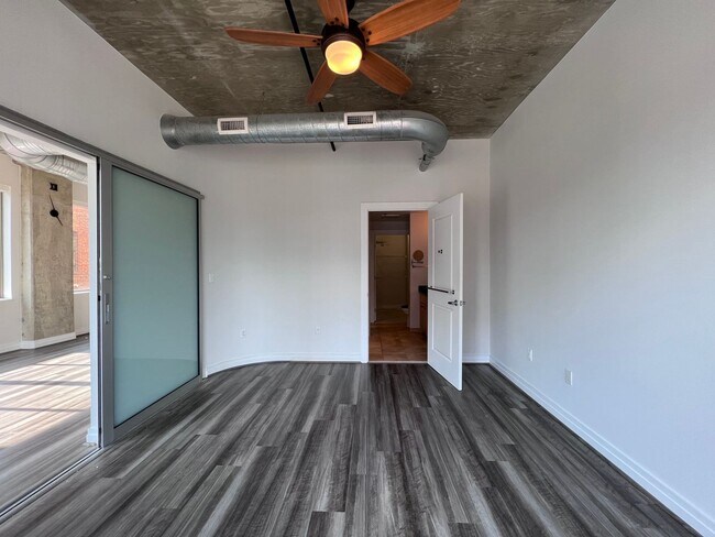 Building Photo - Large, Upgraded 2 Bed/2 Bath Loft off Mass...