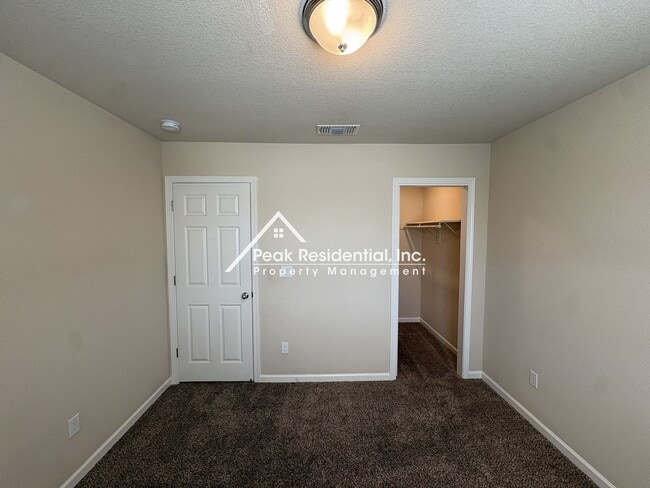 Building Photo - Spacious 4bd/2ba House - Gated Community