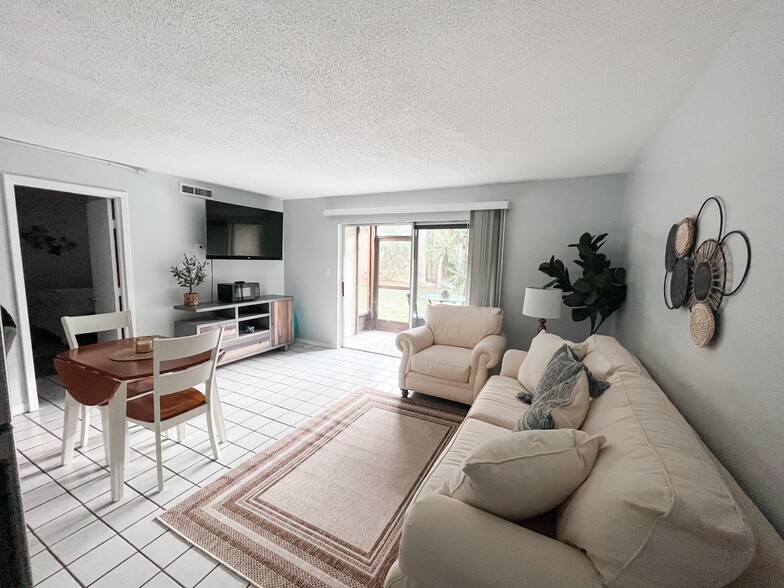 Building Photo - 4215 E Bay Dr