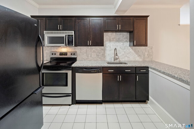 Building Photo - 32 Haviland St