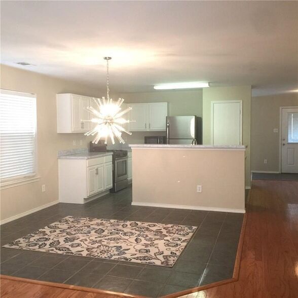 Building Photo - 9205 Lenox Dr