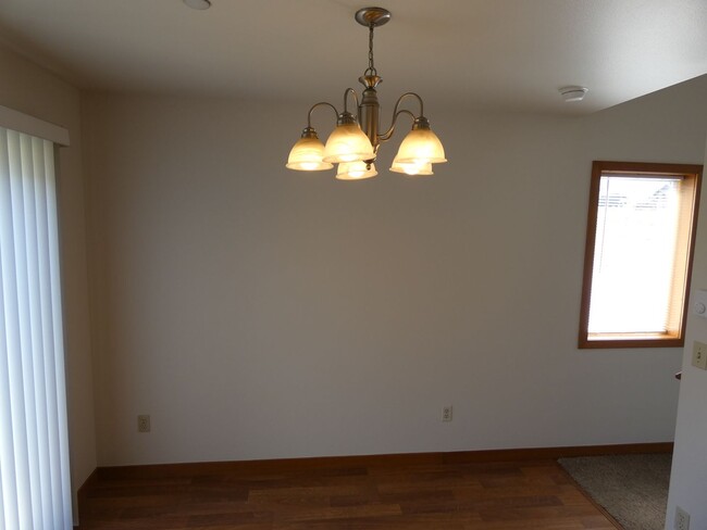 Building Photo - APPLICATION PENDING - Quiet living close t...