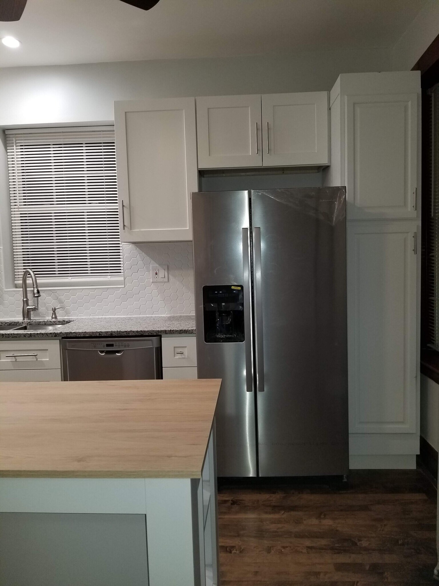 kitchen - 4939 W Cornelia Ave