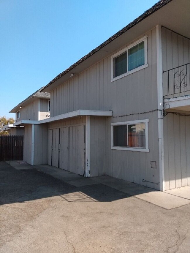 Building Photo - Refurbished 2bd Apartment in 4-Plex Building