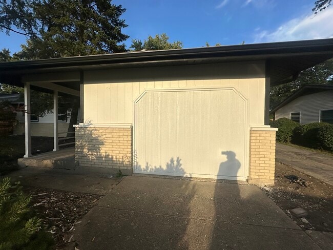 Building Photo - 595 W Elk Grove Blvd