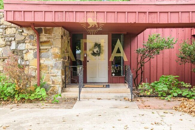 Building Photo - Unique 3 bed/2 bath Property with HUGE Bon...