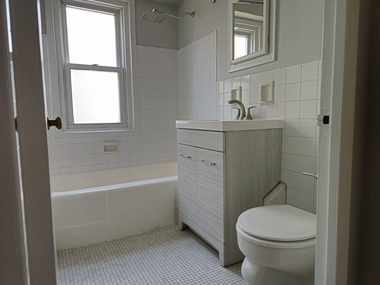 Bathroom#2 - 2909 N Sheridan Rd