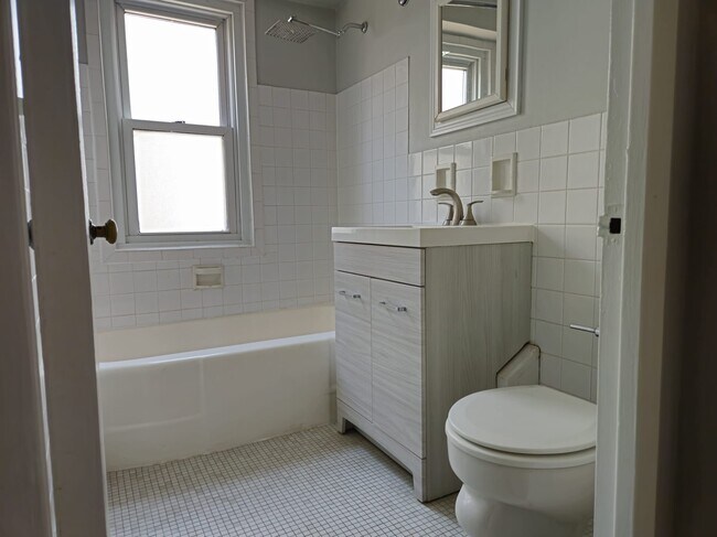 Bathroom#2 - 2909 N Sheridan Rd