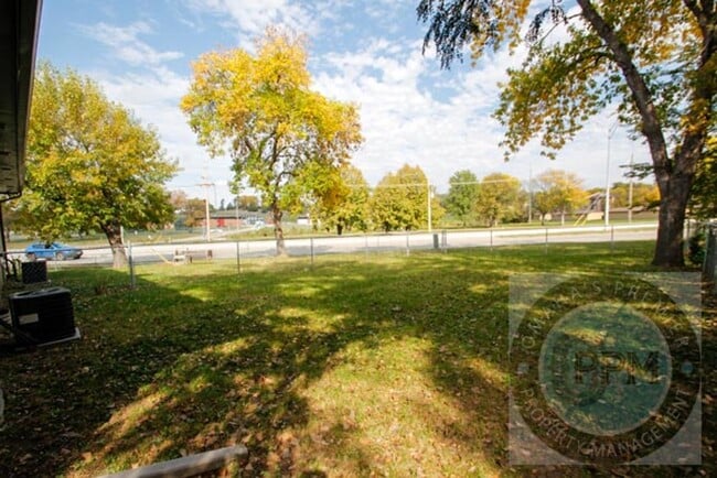 Building Photo - Comfortable 2 Bedroom/ 2 Bathroom Duplex |...