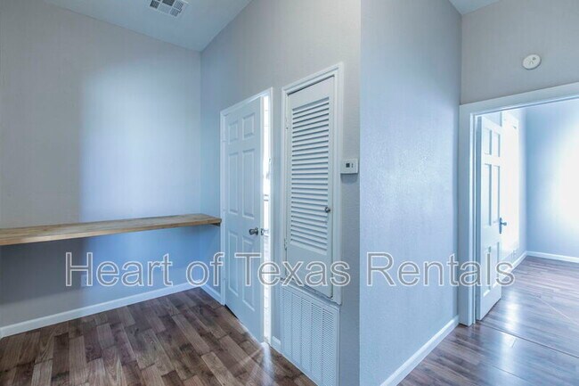 Building Photo - 609 Herring Ave