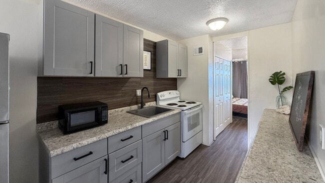 Building Photo - Ocean Front One Bedroom Condo Available at Makaha Beach Cabanas!