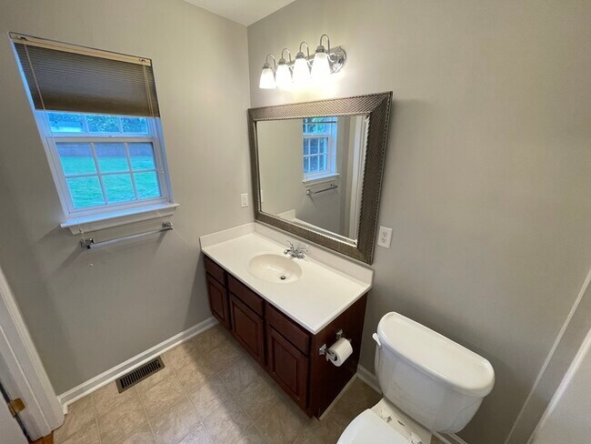 Building Photo - West Nashville home, close to Briley Pkwy ...