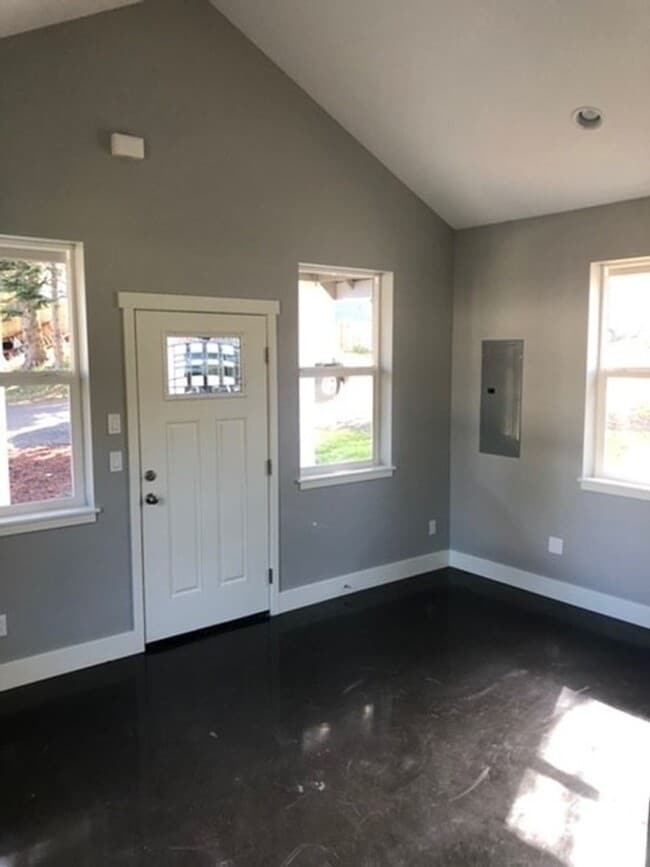 Building Photo - Two bedroom, one bathroom cottage in the h...