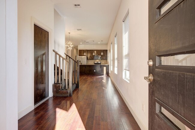 Building Photo - Modern 3-Bedroom Duplex Near OU Health Center and Okana Resort