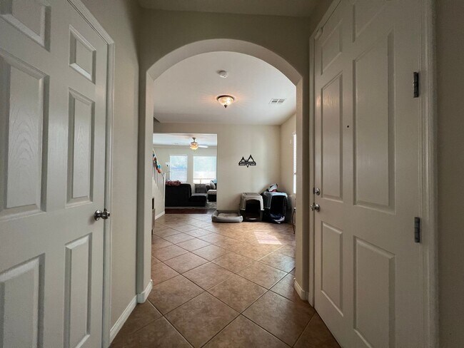 Building Photo - ABSOLUTELY AMAZING! Large 4 bedroom 2 stor...