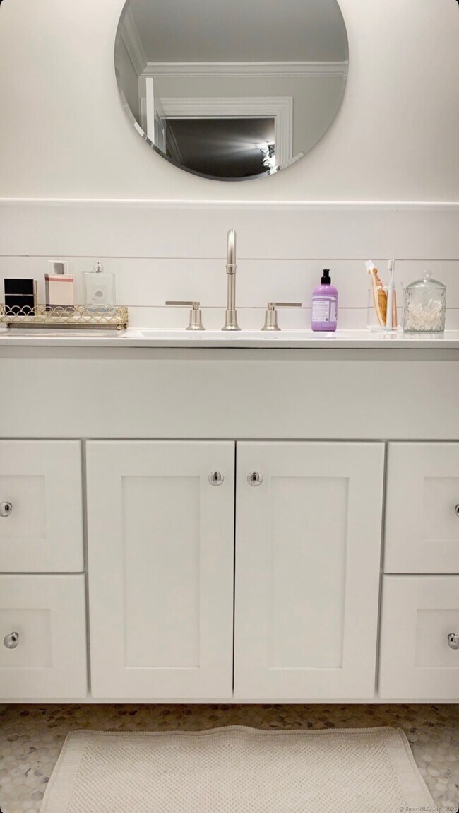 Building Photo - 10 Mead St