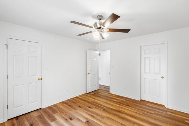 Building Photo - 5013-5015-5015 Betty Jean Way