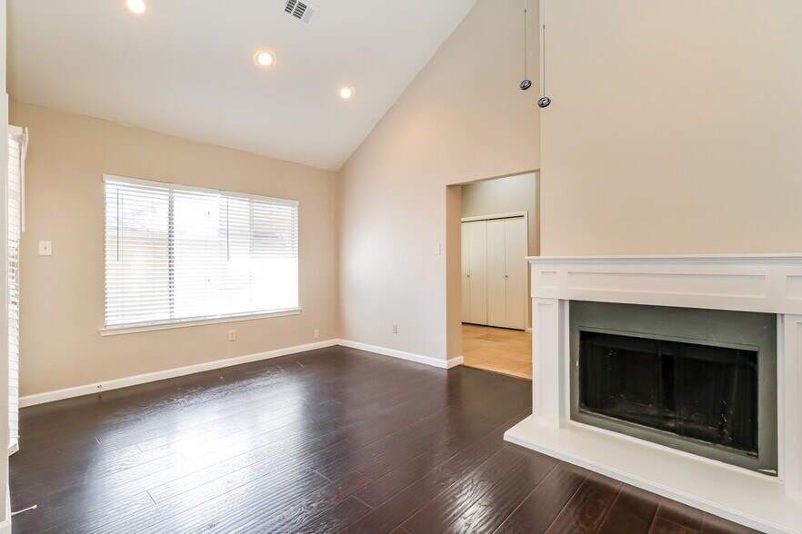 Building Photo - 6637 Queensclub Dr