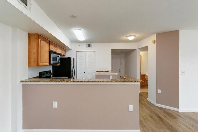 Building Photo - 281 SW Palm Dr
