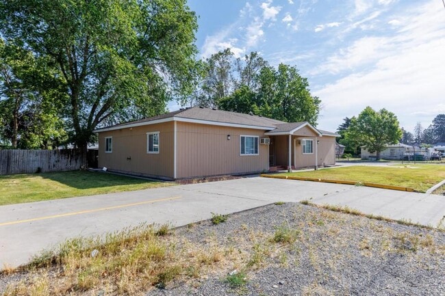 Building Photo - 920 W Entiat Ave