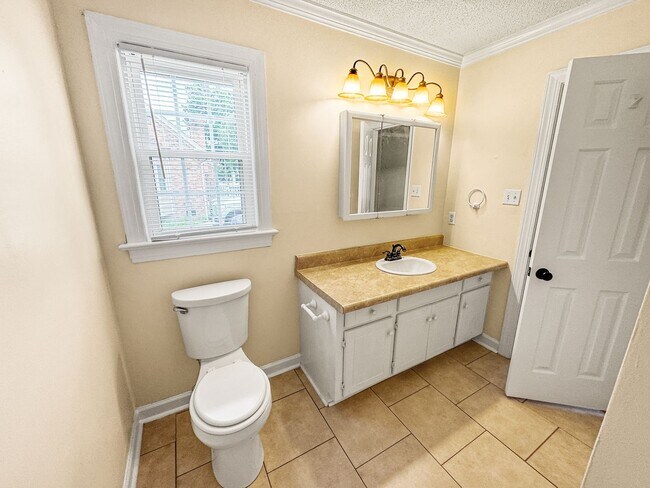 Building Photo - Beautiful 3-BR, 2-Bath home
